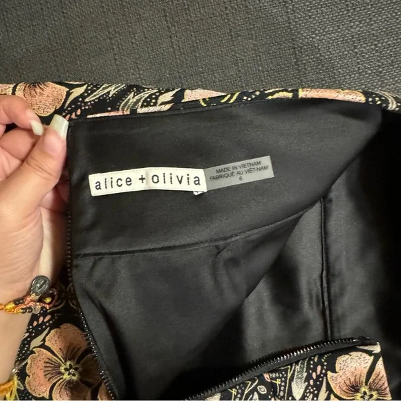 Alice + Olivia NWOT Donald High Rise Shorts in Black/Peach Promise Floral Size 6 - Picture 13 of 16